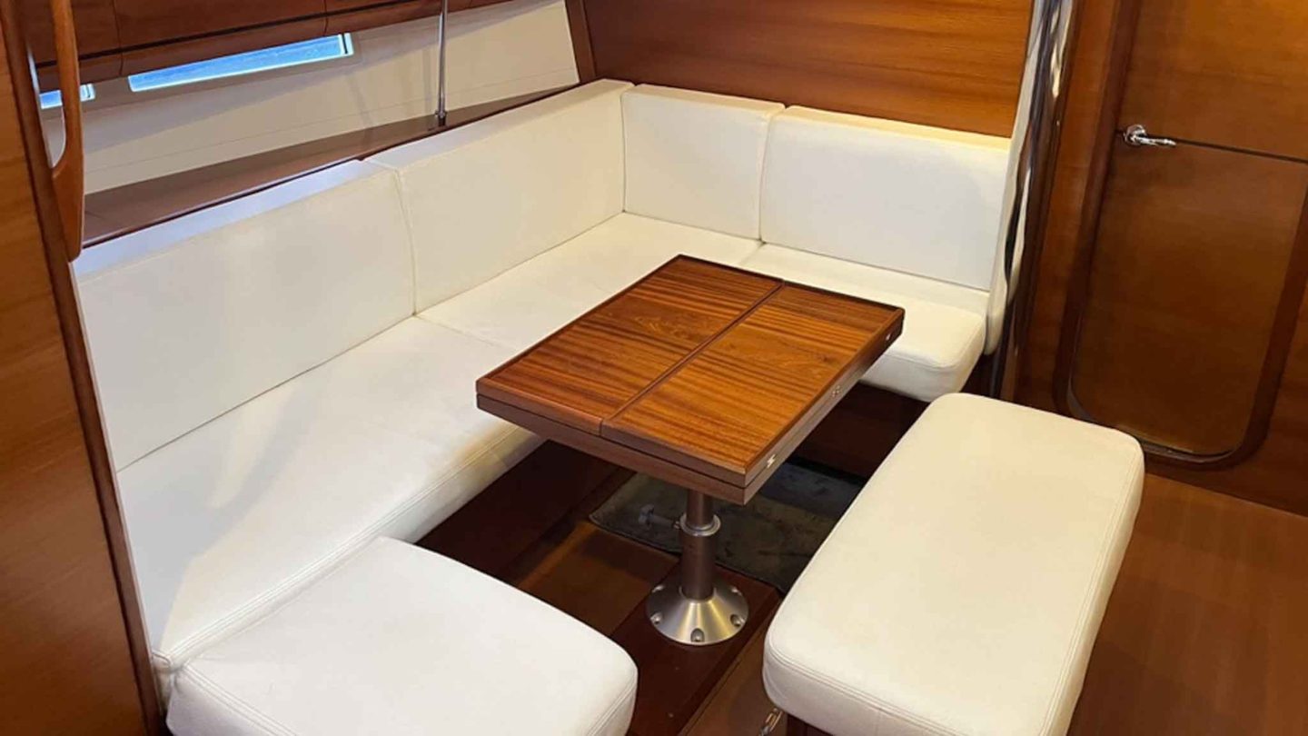Салон яхты Dufour 405