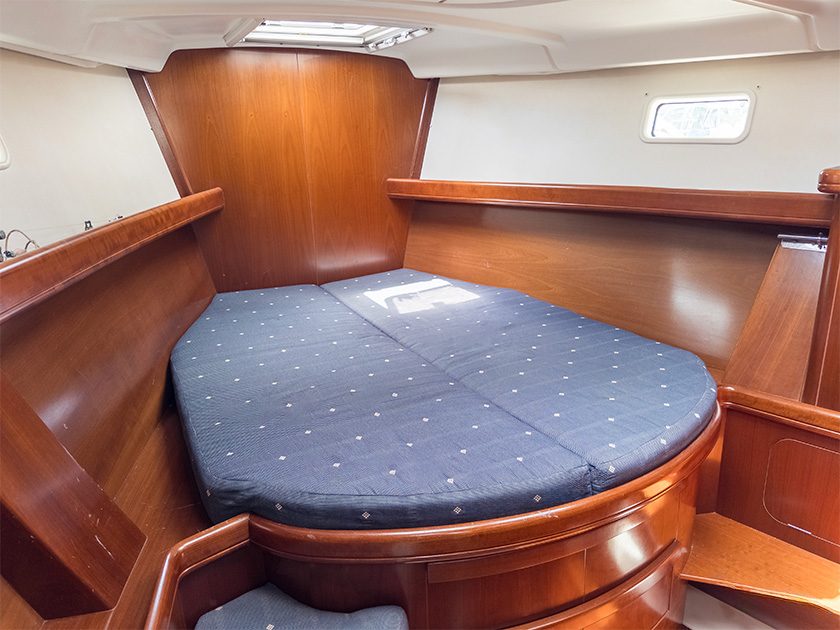 Каюта яхты Oceanis 473